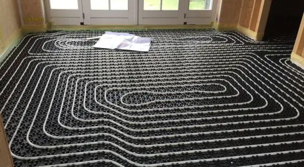 Instalación de suelo radiante, un sistema eficiente para calentar tu hogar. Averigua cuanto cuesta poner suelo radiante.