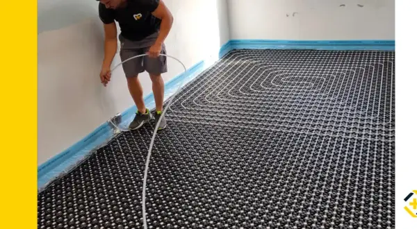 Instalador coloca tuberías para suelo radiante. Un sistema eficiente para calentar tu hogar, con posibles subvenciones suelo radiante.