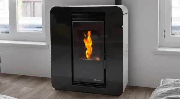Estufa de pellets moderna con llama viva. La **explosión estufa pellets** es un mito, esta es una imagen de calor seguro.