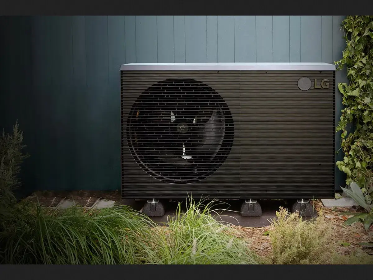 Unidad exterior de bomba de calor LG, una de las alternativas a la aerotermia, instalada en un jardín.