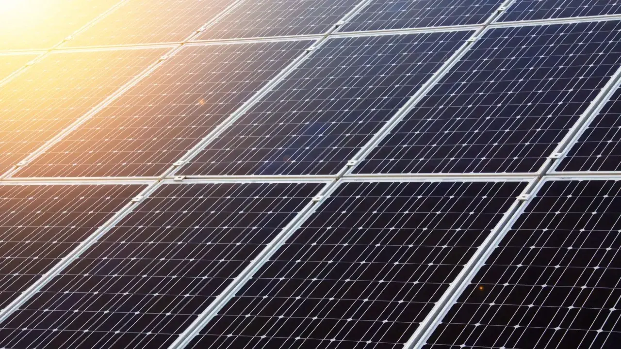 Primer plano de placas solares mas eficientes capturando la luz del sol.