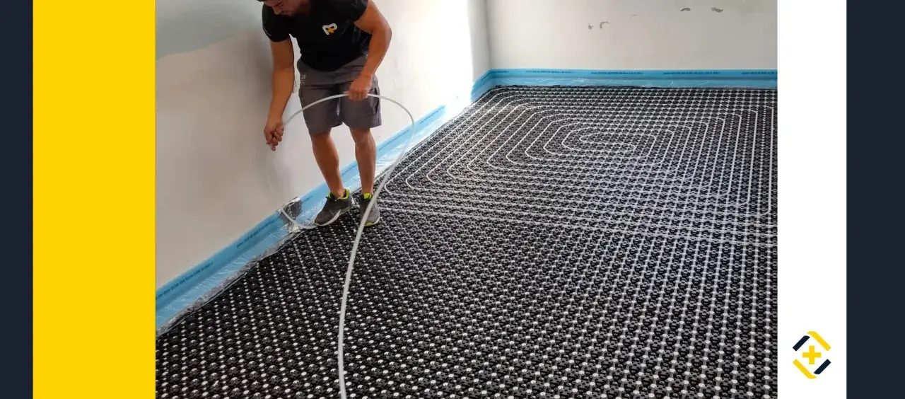 Instalador coloca tuberías para suelo radiante. Un sistema eficiente para calentar tu hogar, con posibles subvenciones suelo radiante.