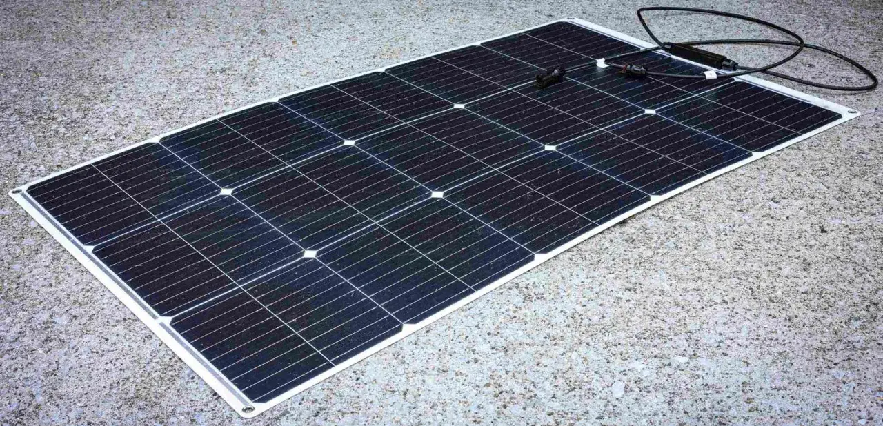Panel solar negro sobre fondo de hormigón. Los paneles solares sirven para generar energía limpia y renovable, aprovechando la luz del sol.
