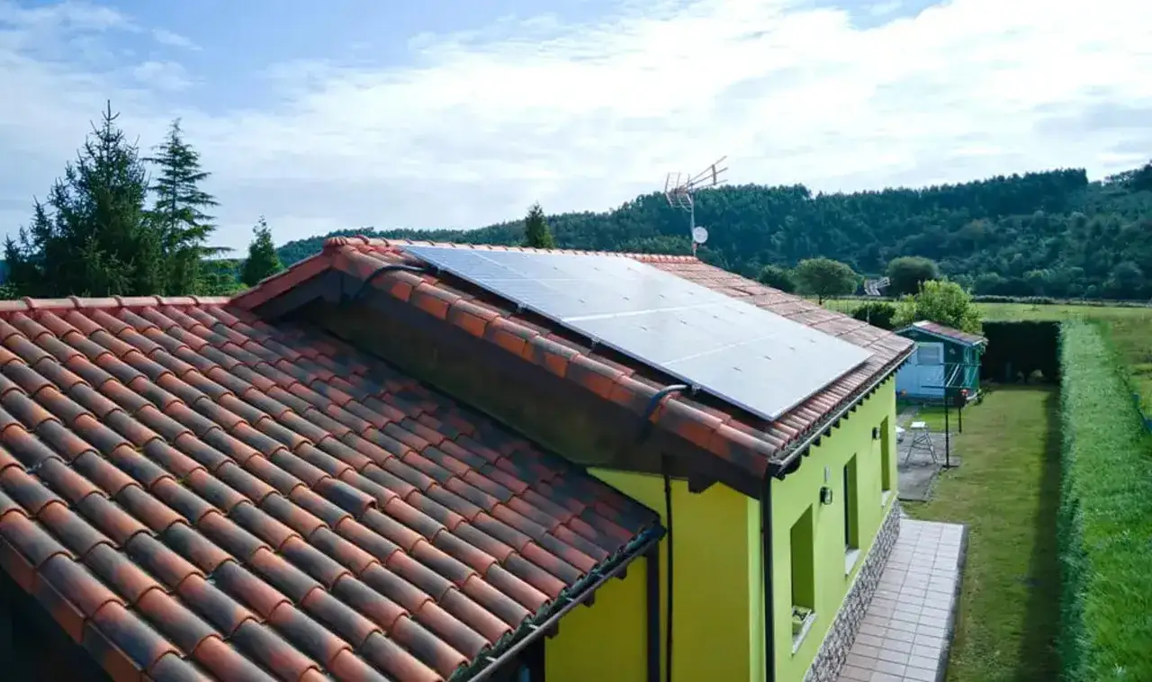 Tejado con placas solares, ideal para aprovechar las subvenciones de placas solares en Euskadi y generar energía limpia.