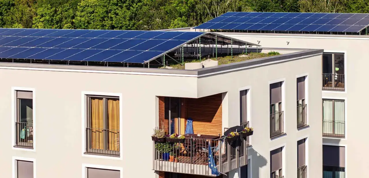 Edificios modernos con tejados cubiertos de ley placas solares, capturando la energía del sol para un futuro sostenible.