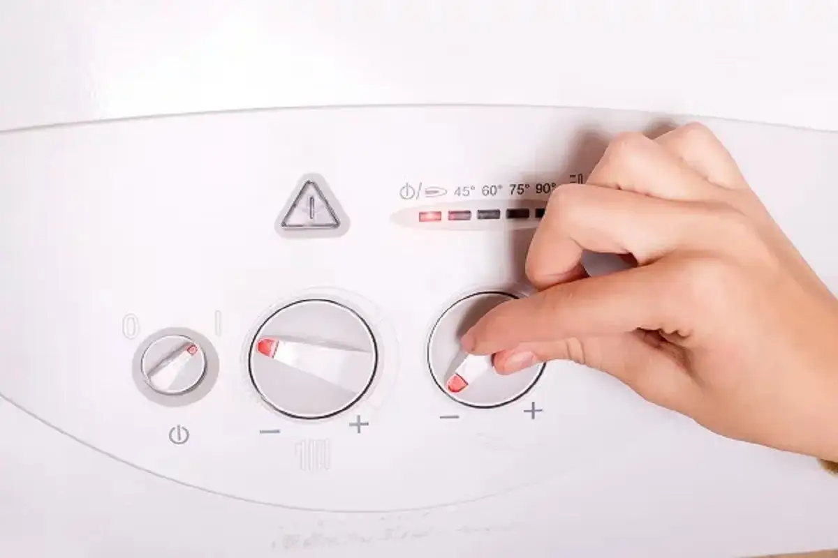 Ajustando el dial para encontrar la temperatura ideal del termo el&eacute;ctrico.