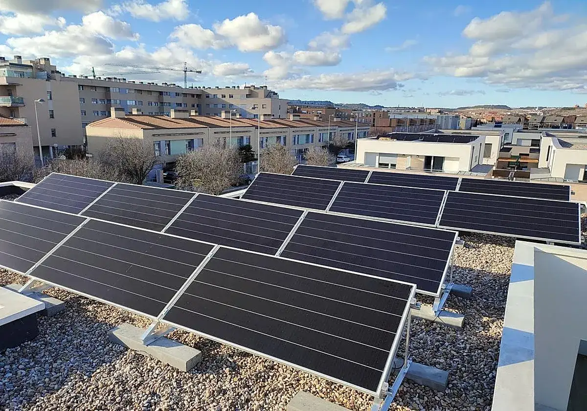Paneles solares en tejado, un avance en la energía limpia en Castilla y León.