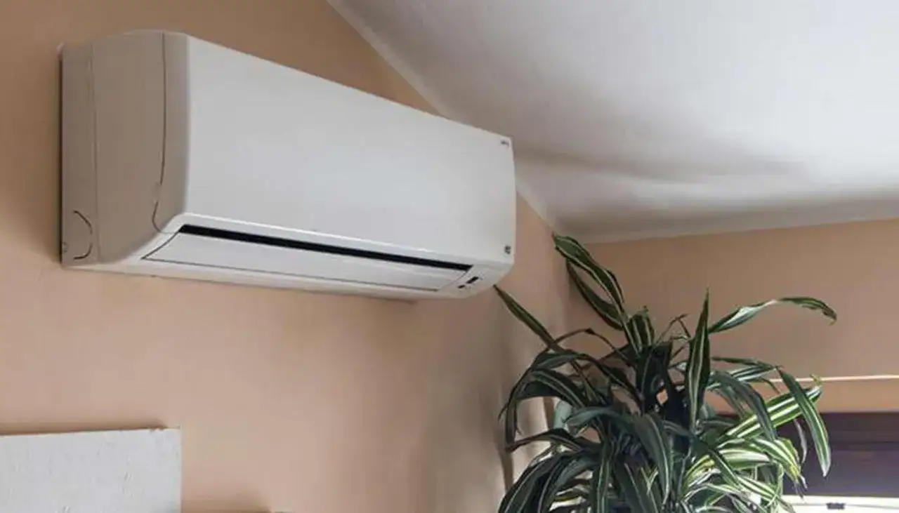 Un aire acondicionado blanco montado en la pared. Averigua cuanto se tarda en instalar un aire acondicionado para disfrutar del verano.