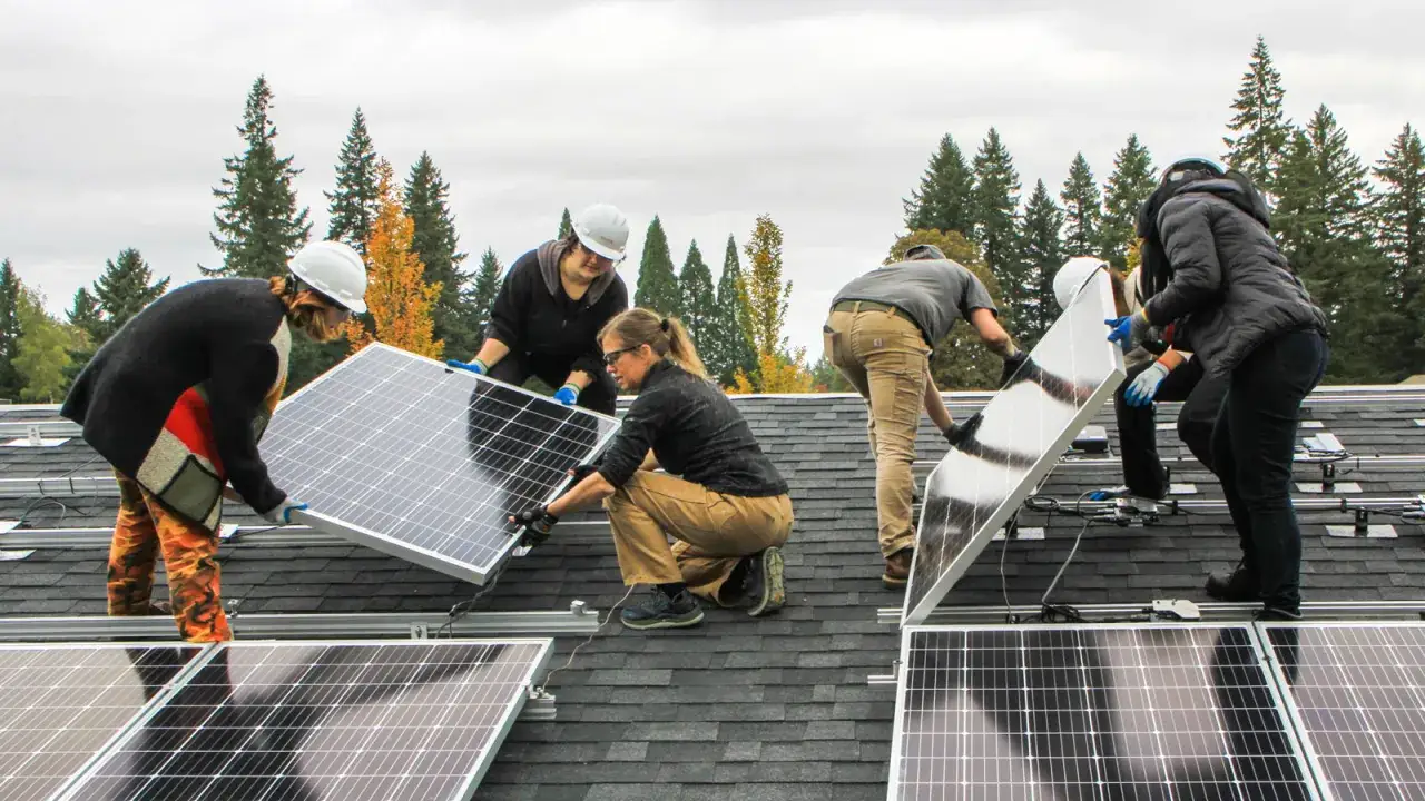 Instaladores colocan paneles solares en un tejado, mostrando diferentes tipos de estructuras para paneles solares.