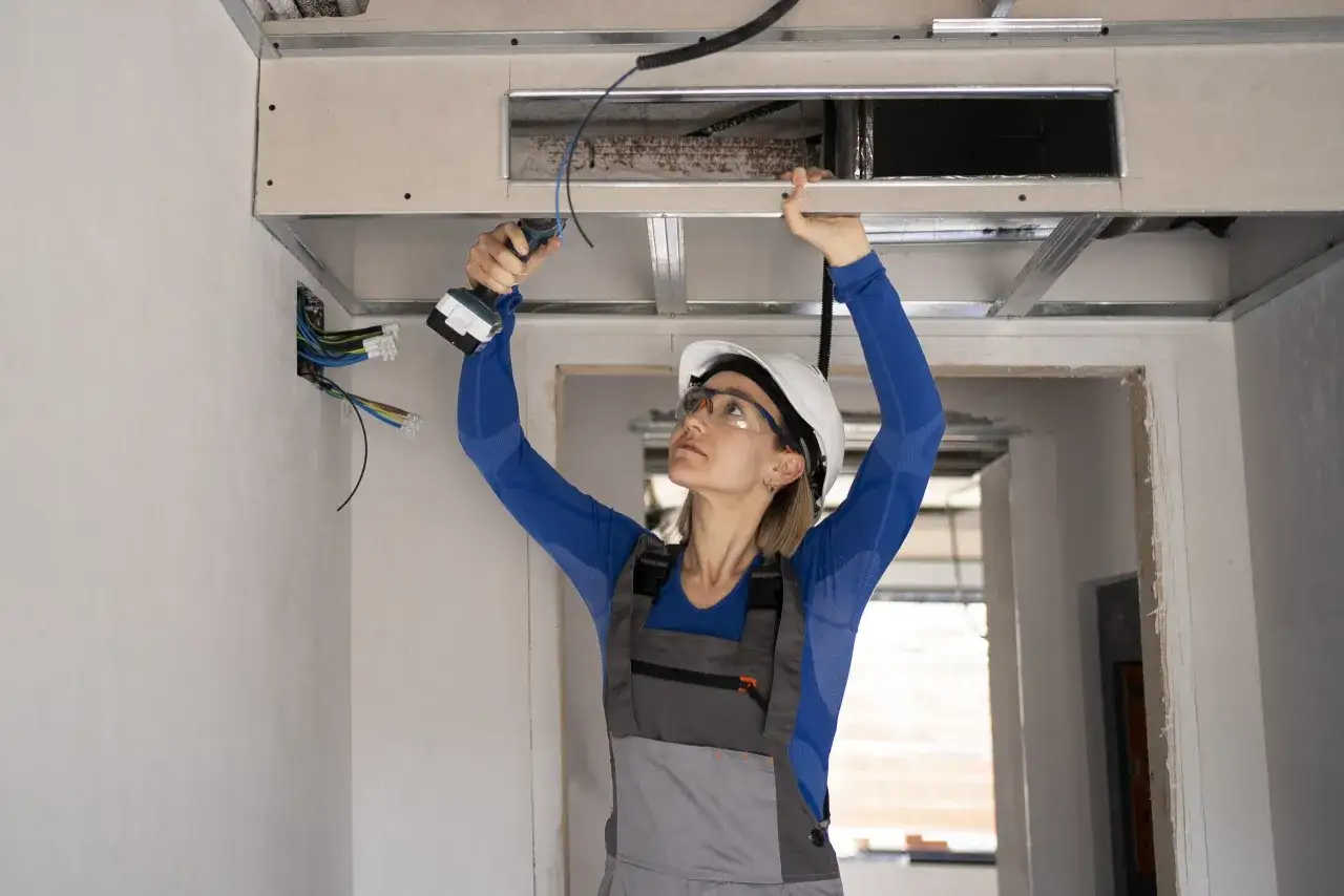 T&eacute;cnico instala conductos para climatizaci&oacute;n centralizada, asegurando confort en el hogar.