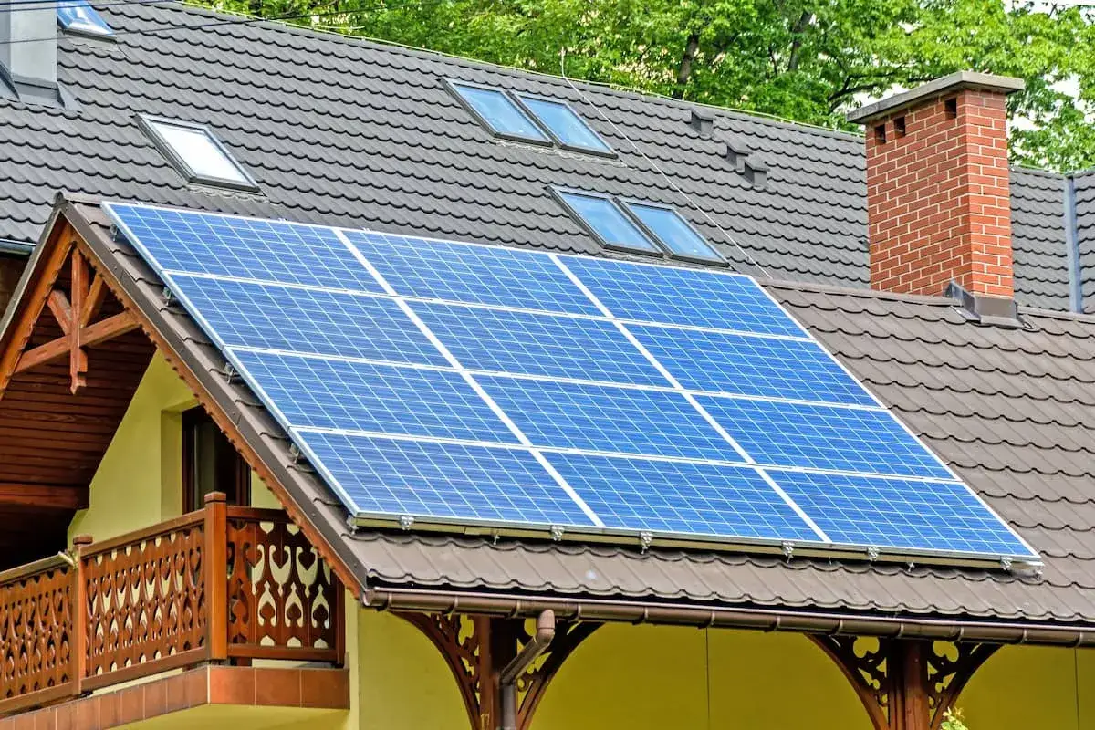Paneles solares en tejado, ¿habrá una multa por poner paneles solares? El tejado tiene chimenea y ventanas.
