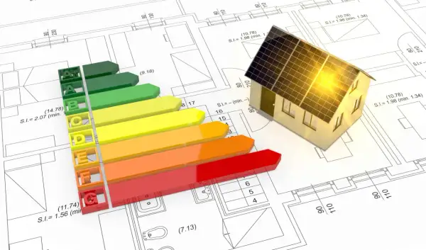 Casa con paneles solares sobre planos. Escala de eficiencia energética de A++ a G. Se puede firmar sin certificado energético.