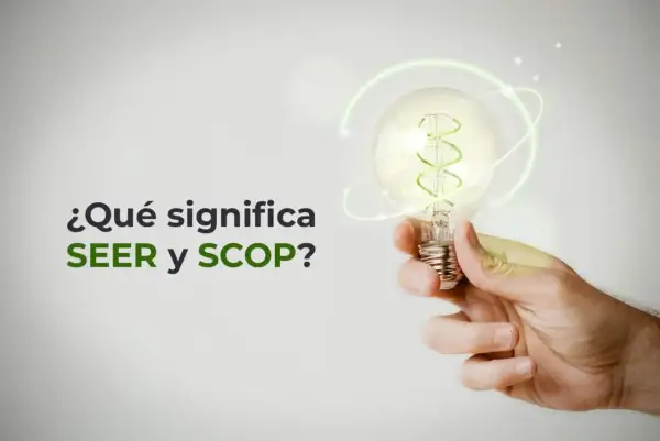 ¿Qué significa SEER y SCOP? Una mano sostiene una bombilla que representa una idea brillante.