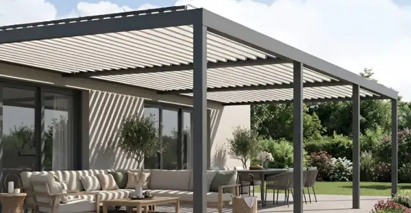 Moderna pérgola fotovoltaica en una terraza con sofá y mesa. Sombra y energía solar para tu espacio exterior.