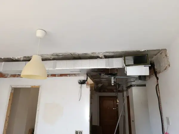 Instalación de conductos para las conexiones aire acondicionado, en proceso de reforma.