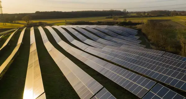 Campo de paneles solares capturando la luz del atardecer, mostrando los usos de la energía solar para un futuro sostenible.