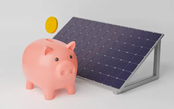Hucha rosa con moneda dorada cayendo, junto a una placa solar. Ahorra con energía limpia.