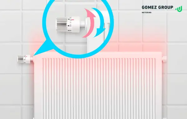 Radiador blanco con termostato y flechas indicando ajuste de temperatura.