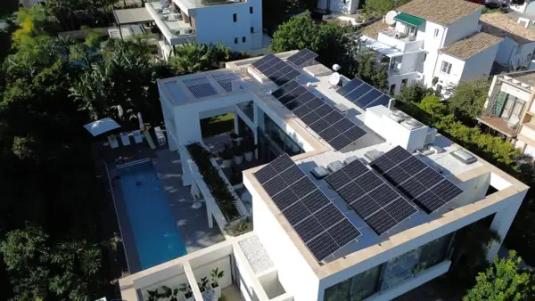 Casa moderna con piscina y paneles solares. El gobierno ofrece ayudas para instalar paneles solares gratis, promoviendo la energía limpia.