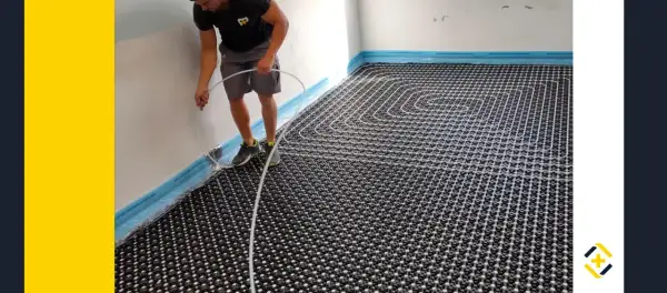 Instalador coloca tuberías para suelo radiante. Un sistema eficiente para calentar tu hogar, con posibles subvenciones suelo radiante.