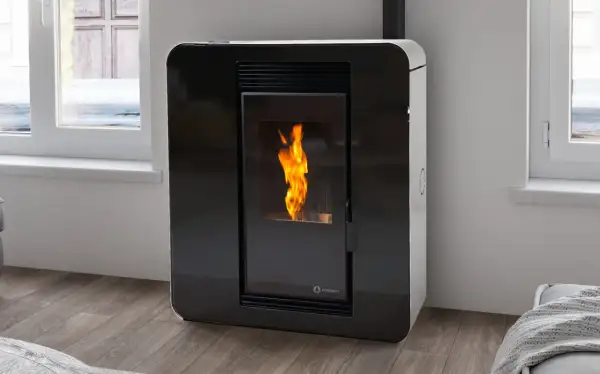 Estufa de pellets moderna con llama viva. La **explosión estufa pellets** es un mito, esta es una imagen de calor seguro.