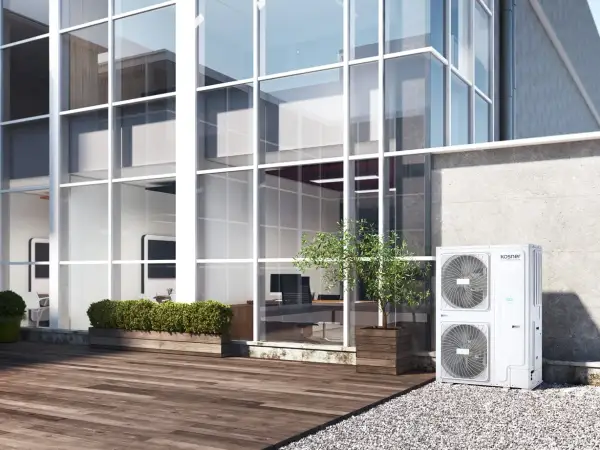 Unidad exterior de aire acondicionado Kosner, ideal para un rendimiento estacional óptimo en edificios modernos con grandes ventanales.